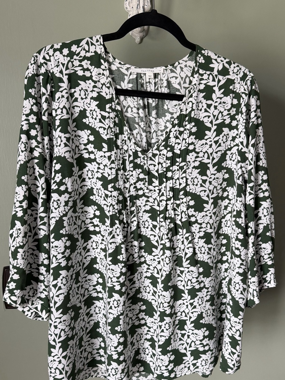 Women’s 1X Green & White Floral Blouse – Fun2Fun
